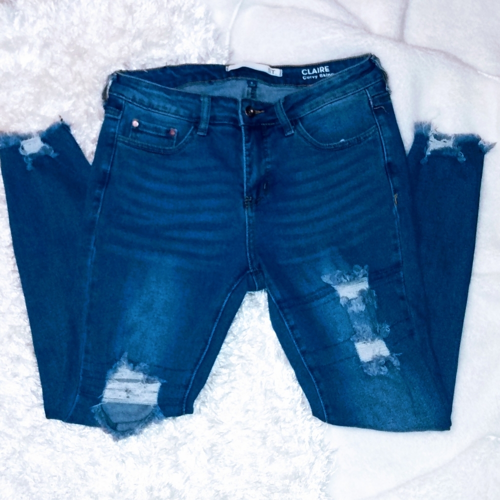 Claire Curvy skinny ankle, Women's Size 8 , Ripped and destressed ❤️